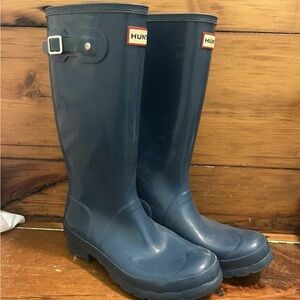Hunter Navy Waterproof Boots girls size 6. In like new condition :)